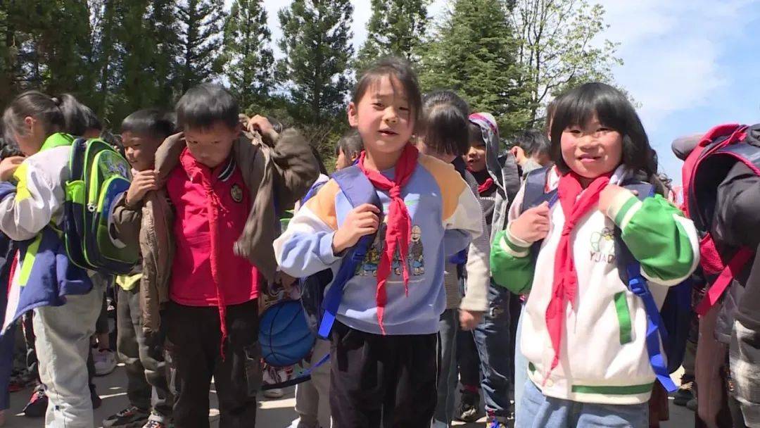 大寨小学校长彭扣对志愿服务队和爱心人士表示感谢,并表示将进一步