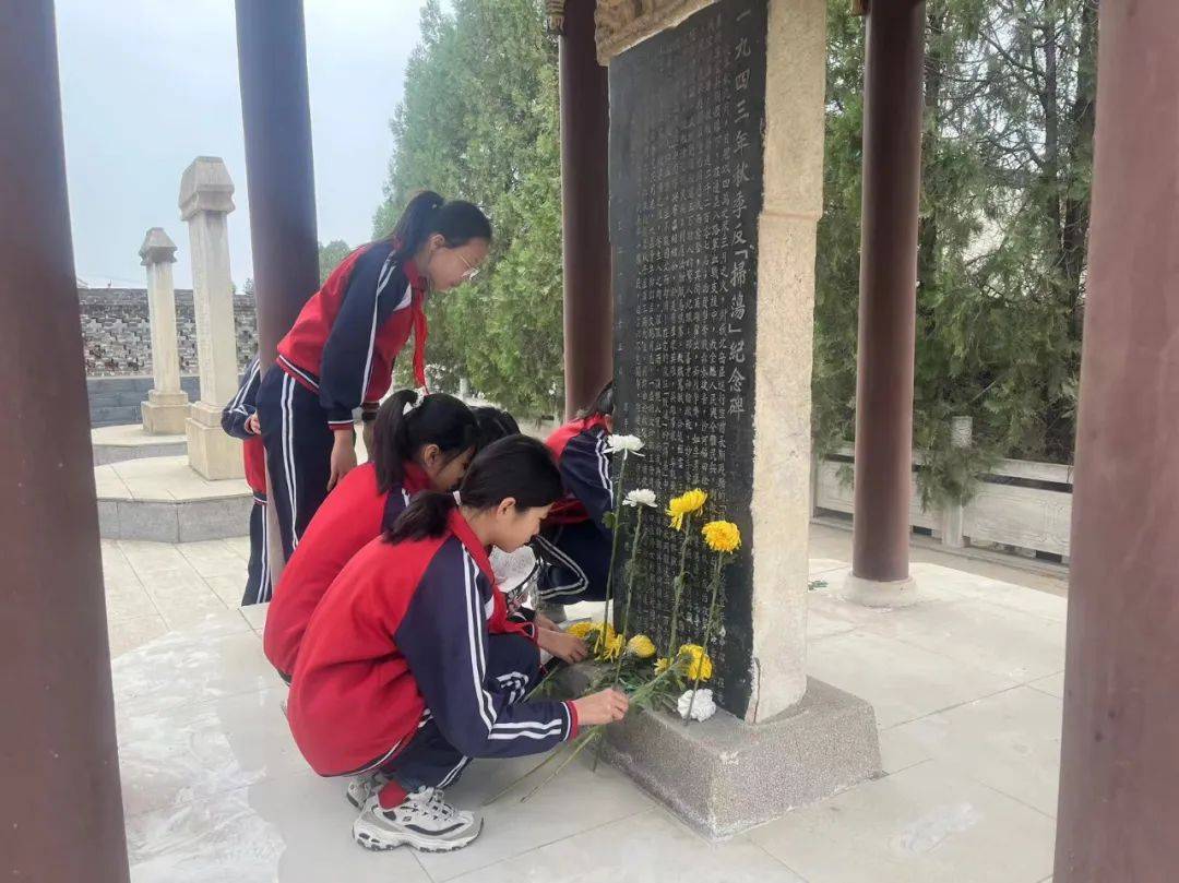 阜平县各学校少先队组织开展清明祭英烈活动