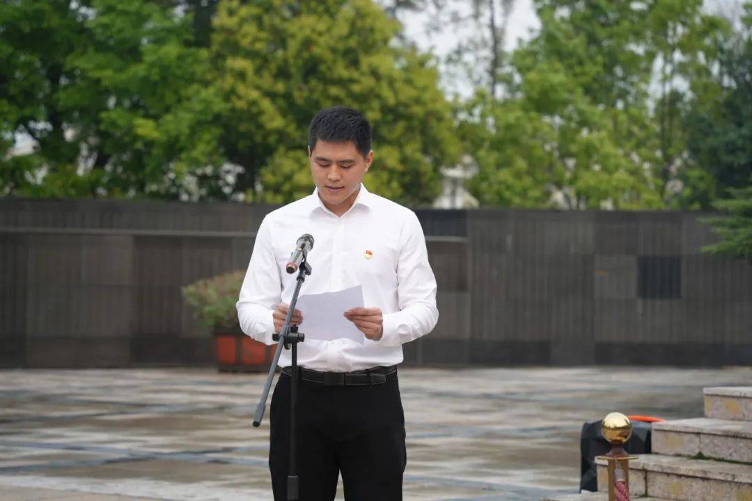 团员青年代表黄敏诚发言▲赣县团区委书记肖士汉带领团员青年重温