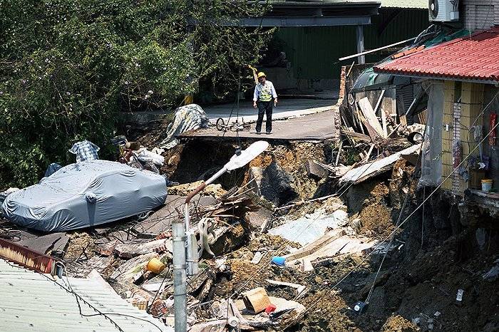 现场台湾花莲县海域发生73级地震邻市市民大楼开裂街区停电路都走不稳
