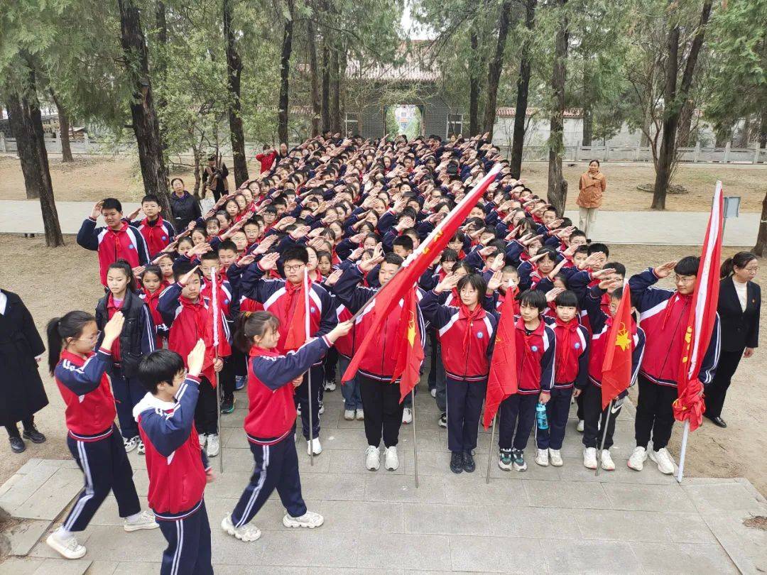 阜平县各学校少先队组织开展清明祭英烈活动