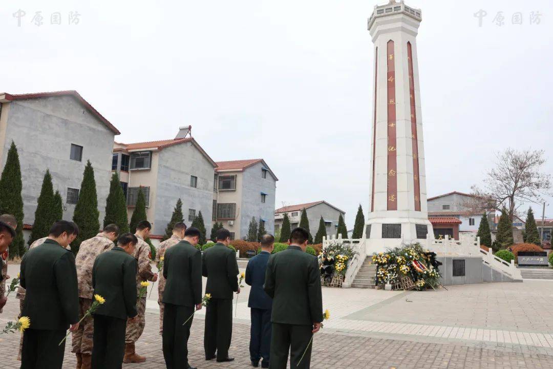 敬献花篮来到县烈士陵园肖思远烈士的家人延津县军地领导陪同这是英雄