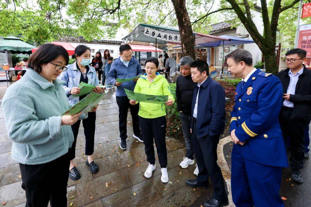 4月4日上午,珠山区委书记徐华以"四不两直"方式督导检查清明期间应对