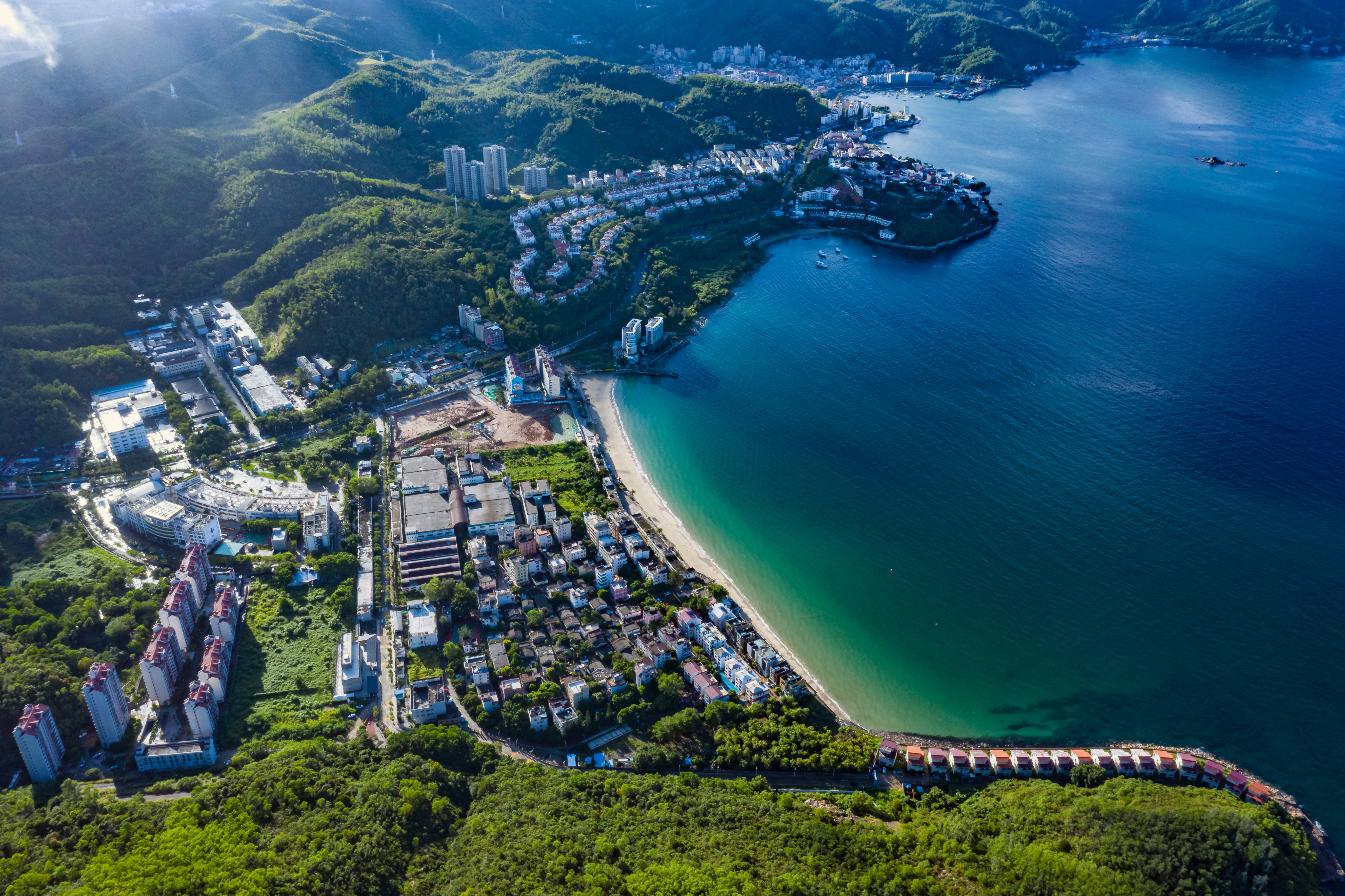 南澳月亮湾位于东部大鹏半岛南端,南靠大鹏湾,与香港平洲岛隔海相望.