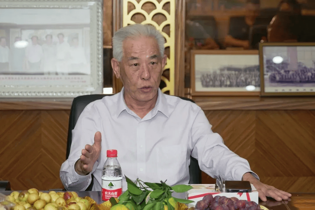 1953年6月,郑通亮出生于汕头市潮南区井都镇一户穷苦的农民家庭