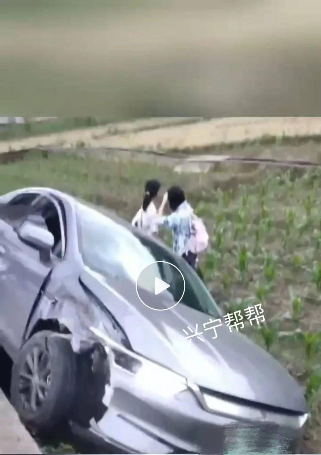 兴宁市罗浮镇徐田村路段发生一起车祸