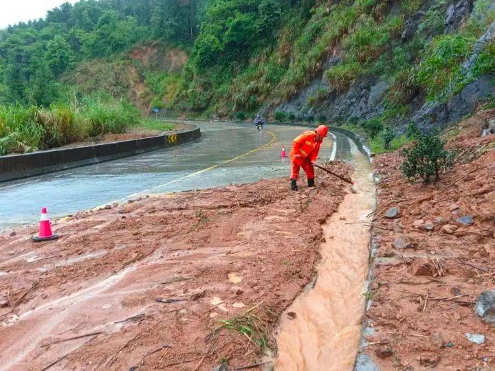 山体滑坡,水过路面,电力设施受损.沙县区强对流天气仍在持续!