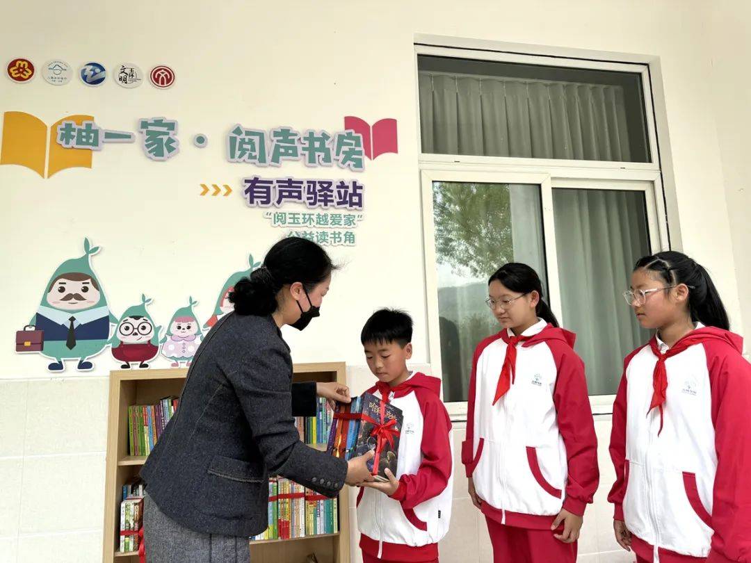 "这本《鲁滨逊漂流记》是一个玉环中学的哥哥给你准备的,还给你带了一