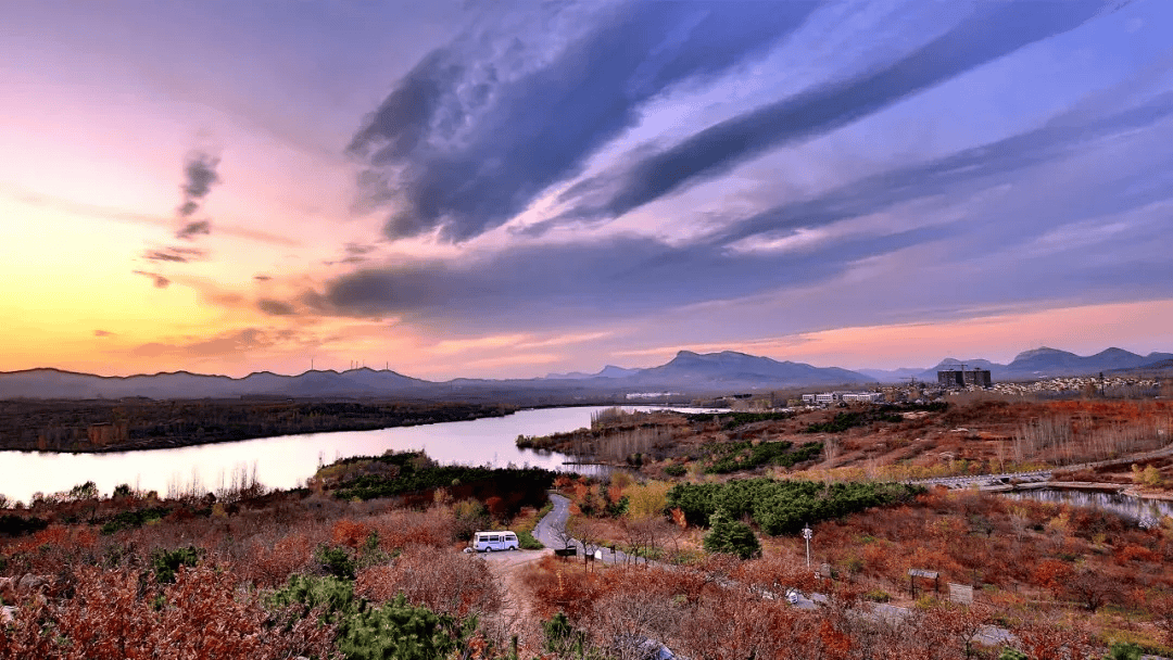 乘坐观光车游览万亩生态原山,清风拂面格外清爽,车身两旁由远及近的