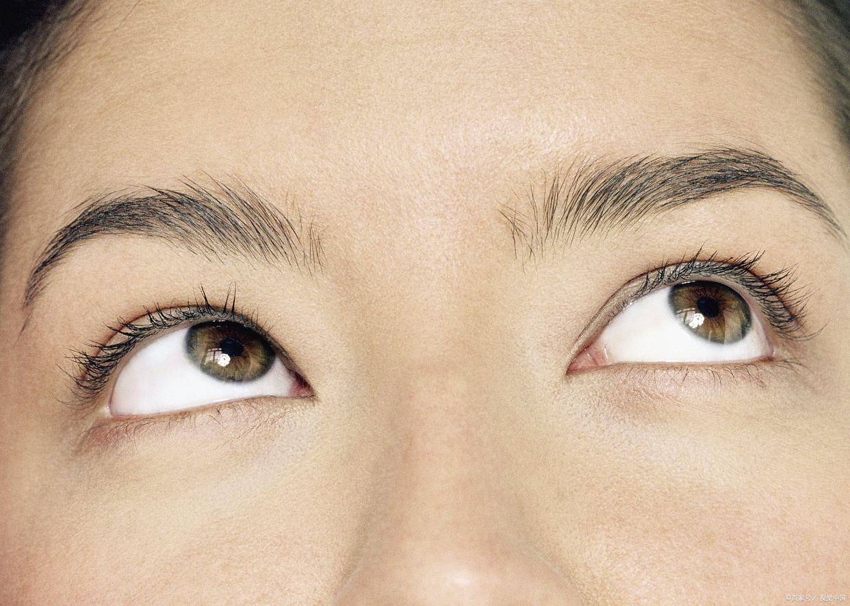 上睑下垂修复术中应用睑板的优点解析