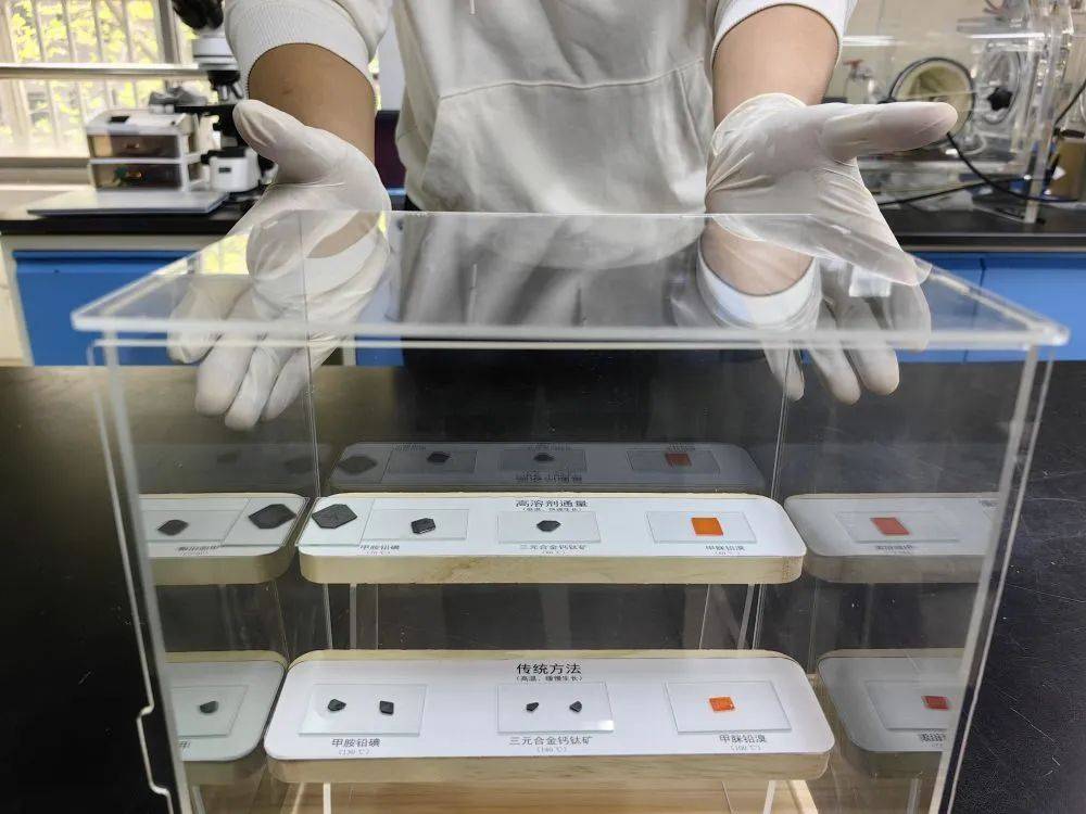 华东理工大学科研人员展示钙钛矿单晶晶片通用生长技术长期以来,国际