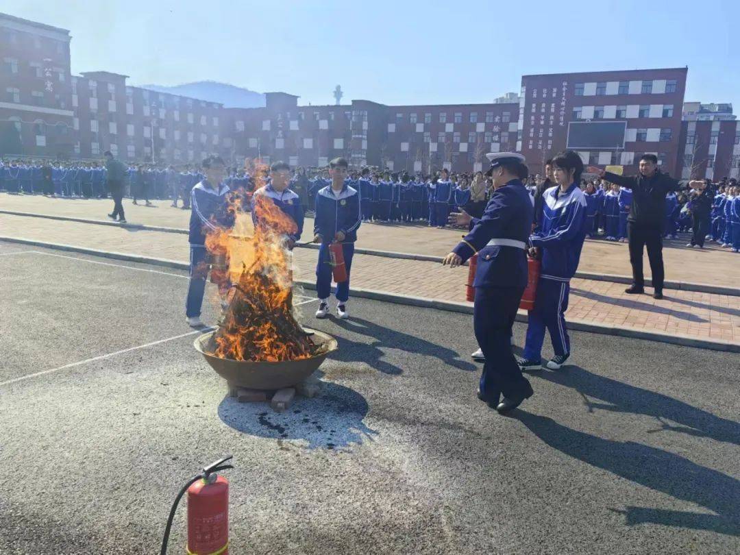 营口消防大石桥大队走进大石桥市第二高级中学开展消防安全进校园宣传