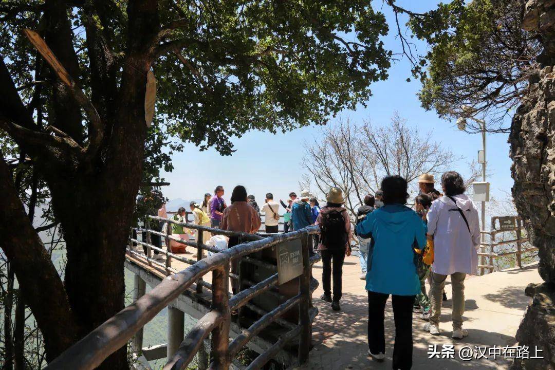 清明假期汉中龙头山景区人流如潮完美收官