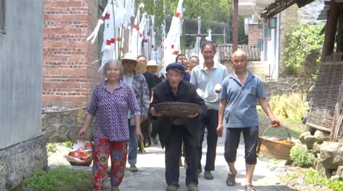 贵州独山村民自发祭奠7位先烈这份守护已传承74年