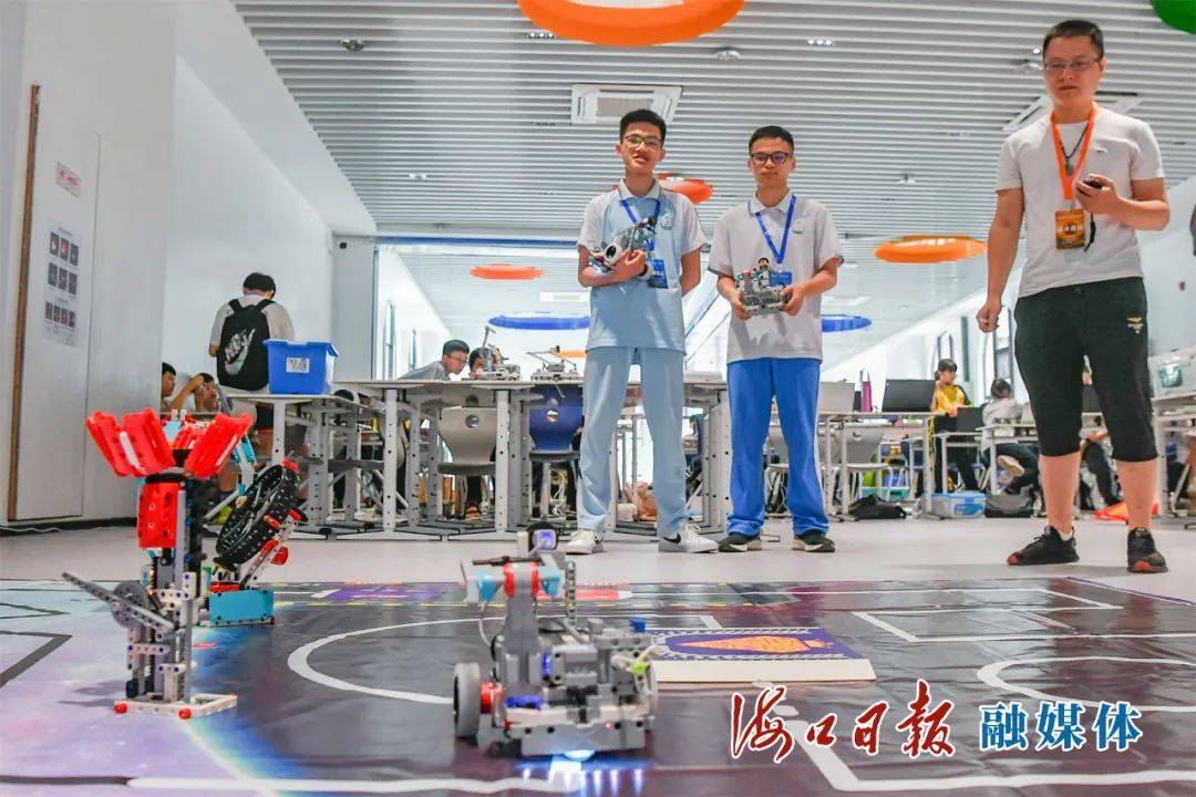 海口1466名学生上演机器人总动员