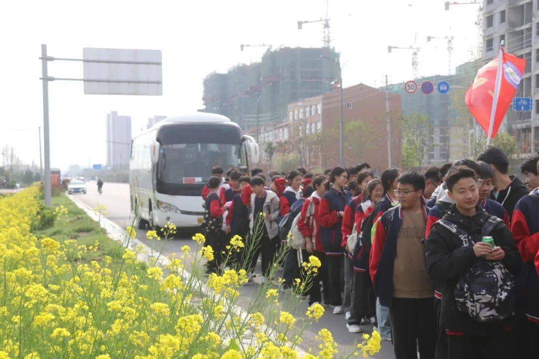鄢陵县二高初中部飞驰人生扬壮志热辣滚烫正当时远足主题活动纪实