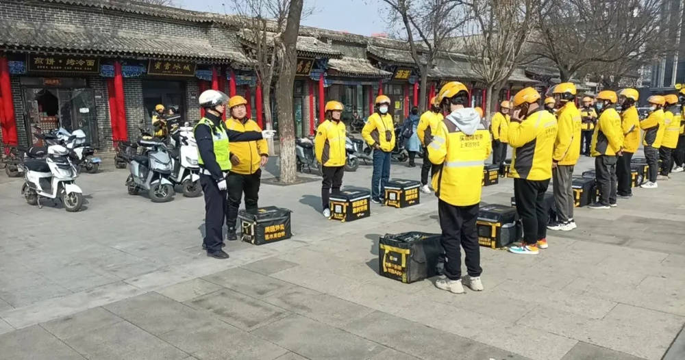 山西太原一外卖小哥闯红灯撞上汽车全责