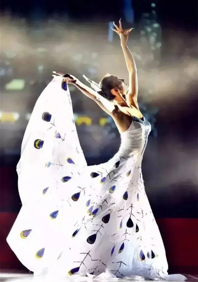 杨丽萍仙气全无指甲也剪了常年吃花瓣水今62岁拄拐杖出行