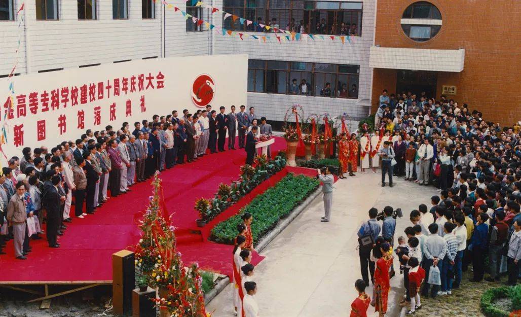 上海冶专和第二冶专合并,成立上海冶金高等专科学校上海冶金机械学校