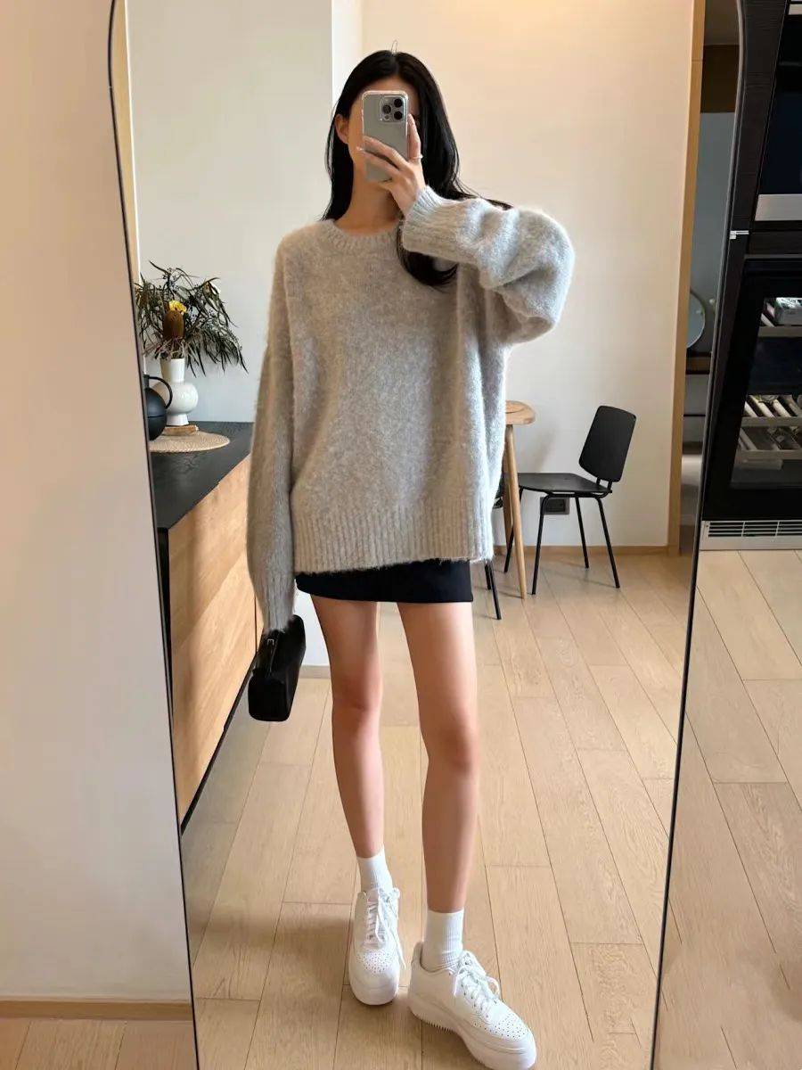 哪怕全副武装的宽松无性别穿搭,配上小白鞋,也是高级感满满.