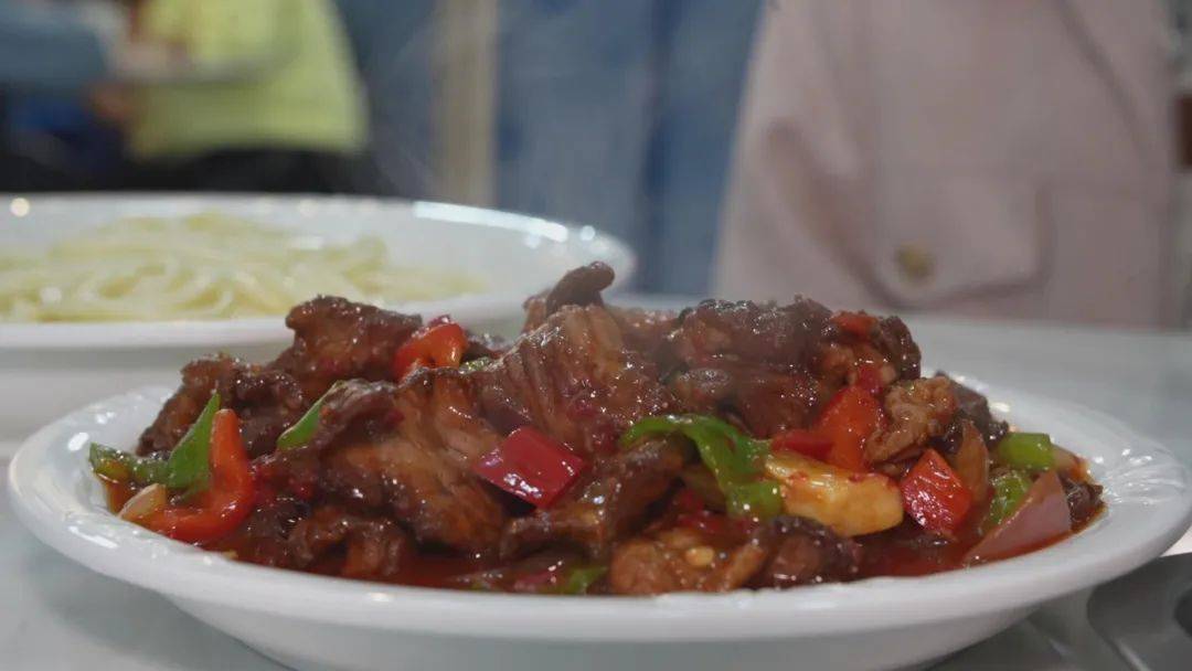 好菜配好面,面若不好,一切白搭,"顺发拌面"的拉条子全部纯手工,现扯现