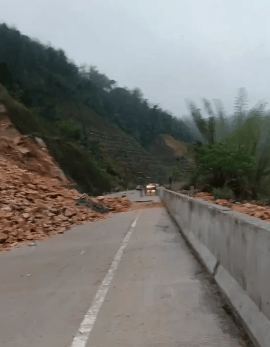 梅州一路段突发山体滑坡!实行全封闭交通管制67→_蕉岭_道路_泥石流