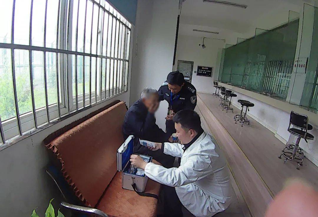 "要不是你们,我可能再也见不到父亲了……"_老人_会见室_画面