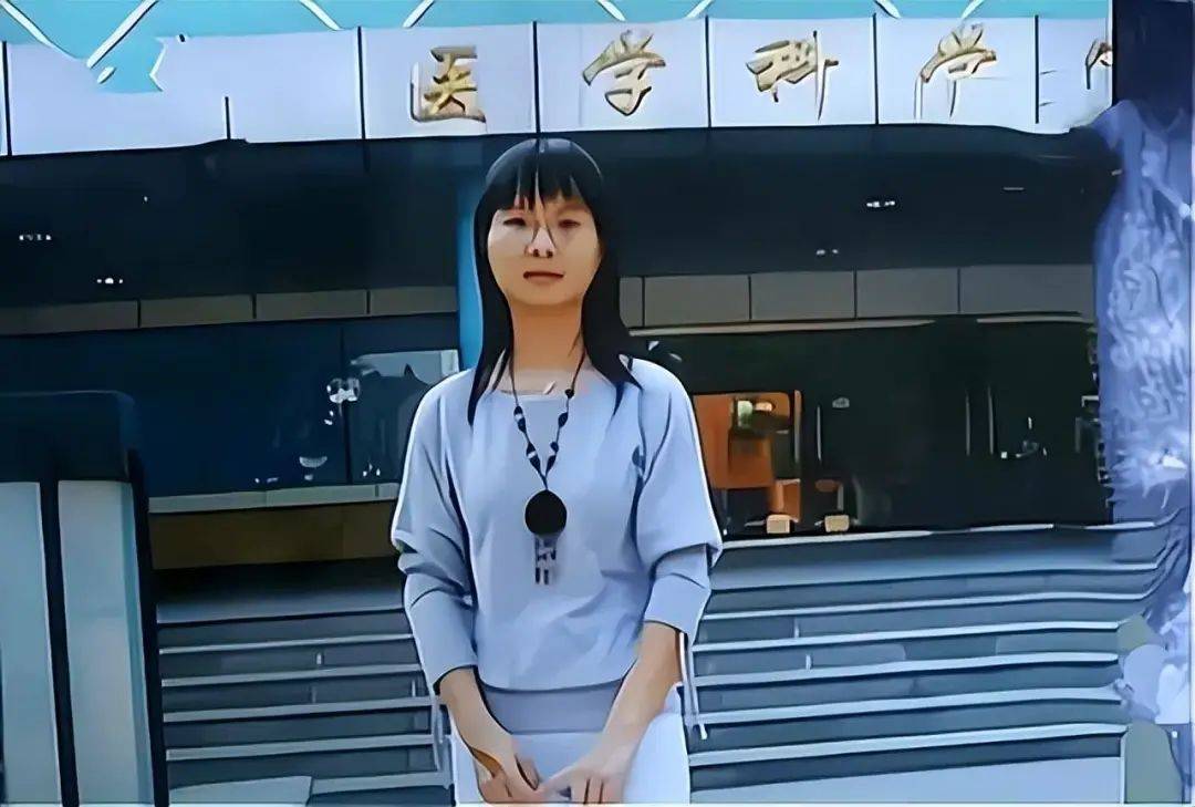 谁知,胡芳在湘南学院门口下车后并未进入校门,而是再次打车辗转来到