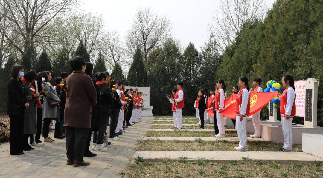 2024年4月3日,北京市通州区第二中学党员教师,团员学生,少先队员代表