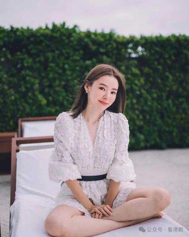 谭凯琪受脚伤要坐轮椅泰国休养兼享家庭乐