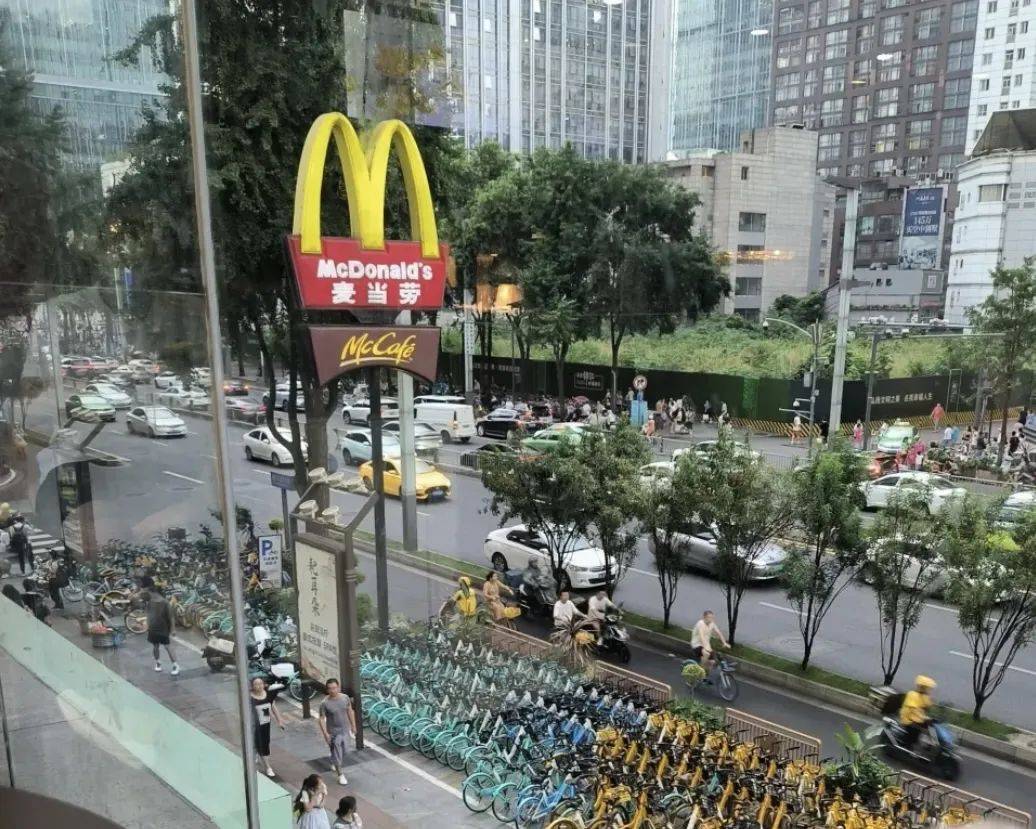 我劝他别哭,因为咱五线城市的小孩是出来上大学后才第一次吃到洋快餐.