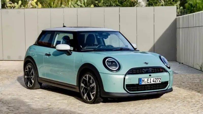 近日,宝马集团mini品牌发布全新mini三门燃油版(底盘代号f66)官图