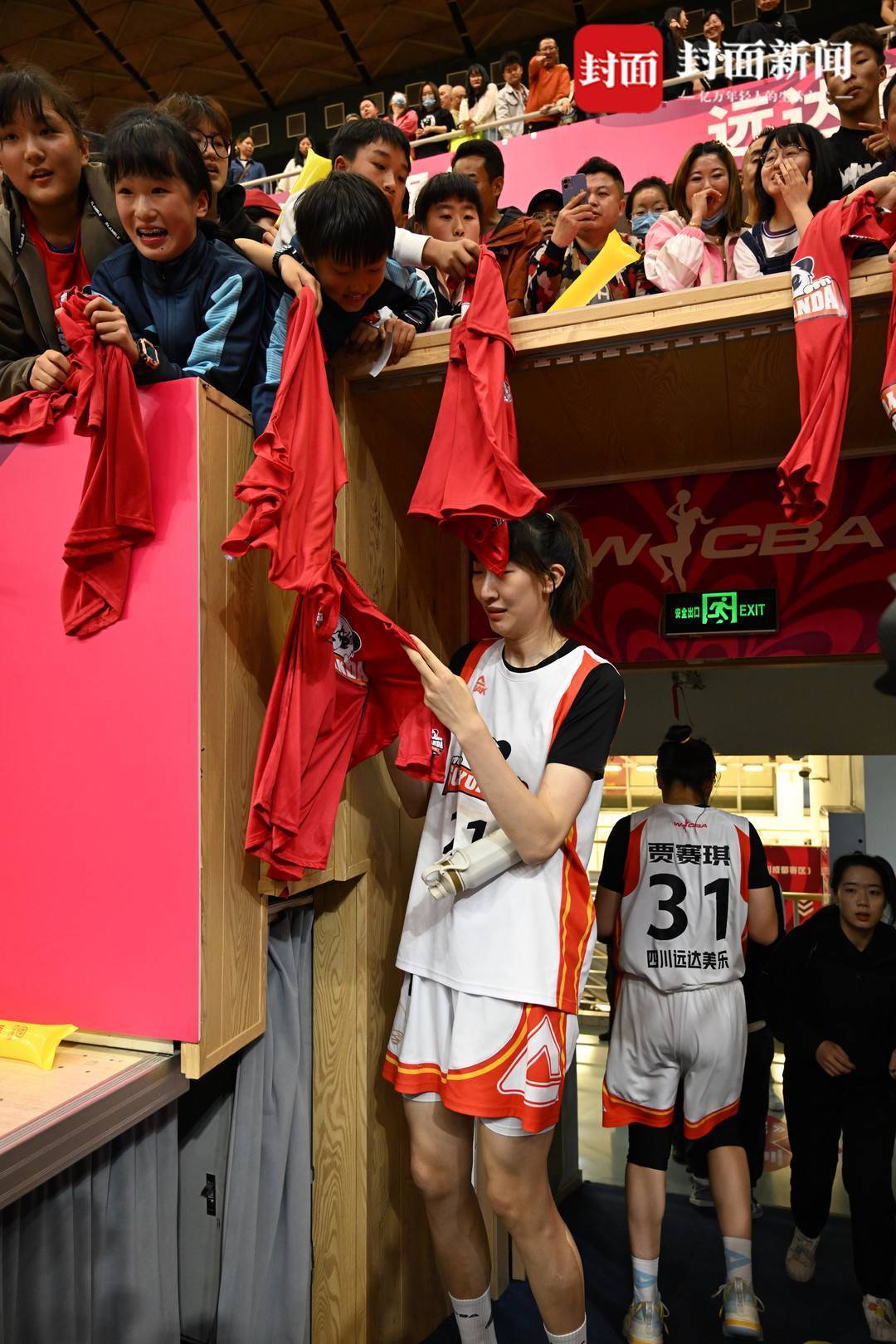 女篮助威王思雨李梦在比赛中李梦与坎贝尔强强联手面对强大的四川女篮