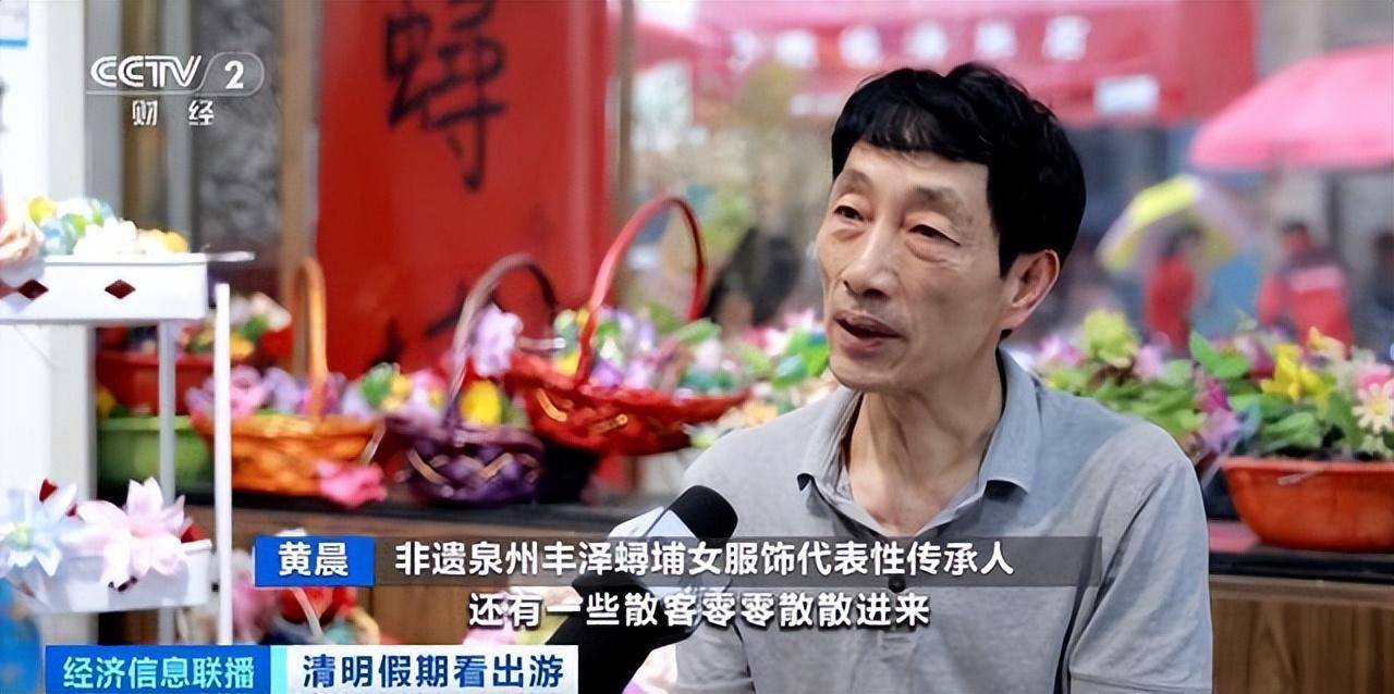 40元体验簪花 服饰,游客冒雨打卡_福建省_戴花_黄晨