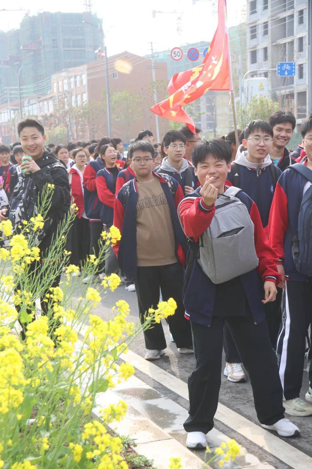 鄢陵县二高初中部飞驰人生扬壮志热辣滚烫正当时远足主题活动纪实