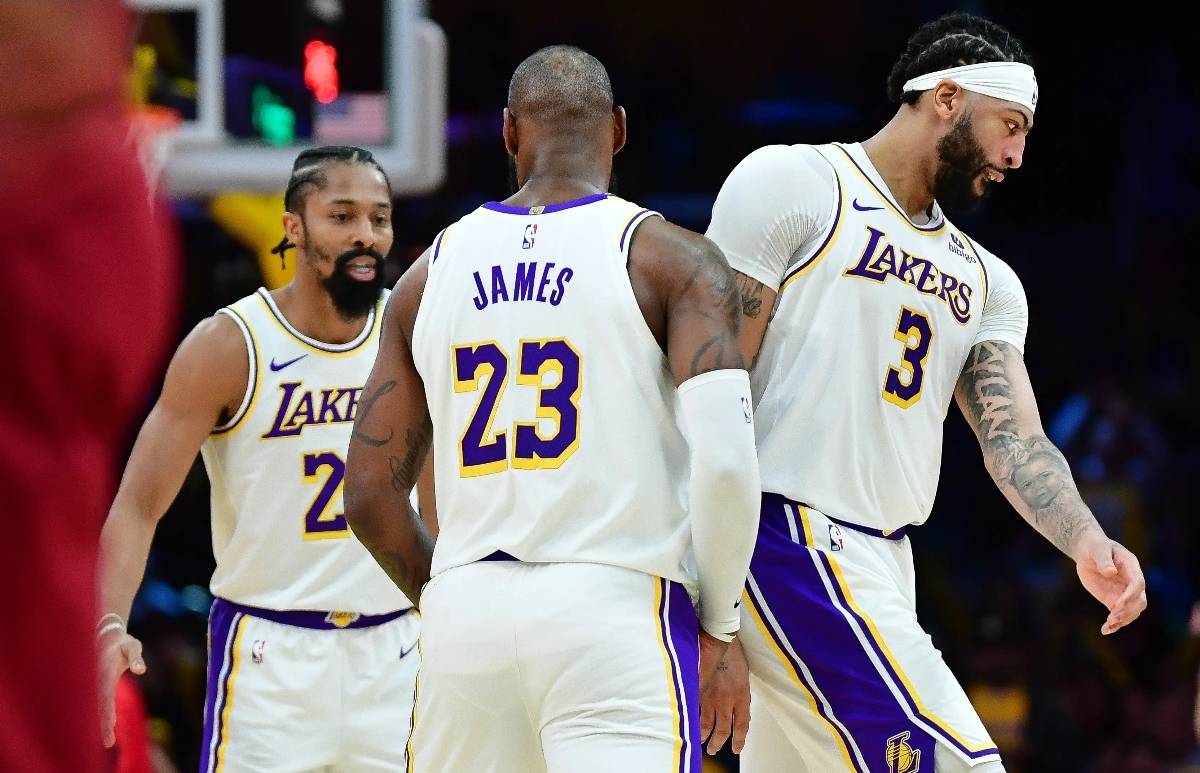 就今天,奥尼尔保持了21年的队史纪录被浓眉达成了_湖人_比赛_詹眉