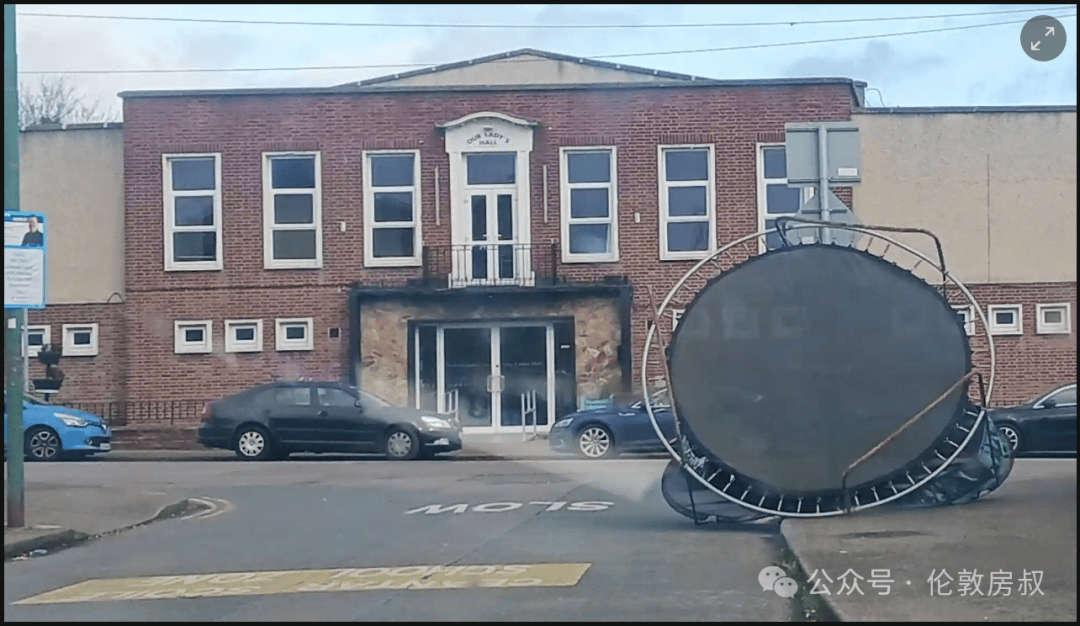 两架飞机相撞风暴席卷全英高温异常破纪录微软于伦敦开设ai研发中心