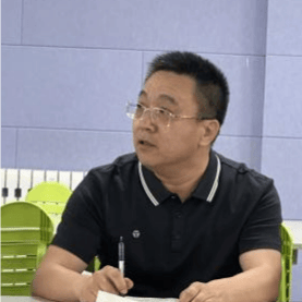 三,闫慧林校长点评闫慧林校长对侯老师的课堂展示表示肯定与认可,并对
