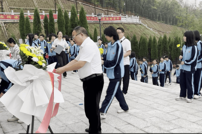 清明祭英烈衡东县洣水实验中学开展清明祭英烈活动