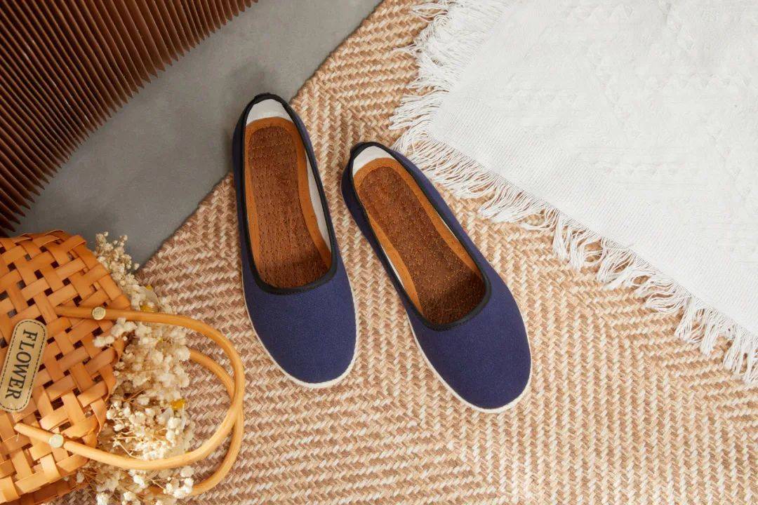 穿上就不想脱的本草老布鞋历经130道工序每走一步都是在养生