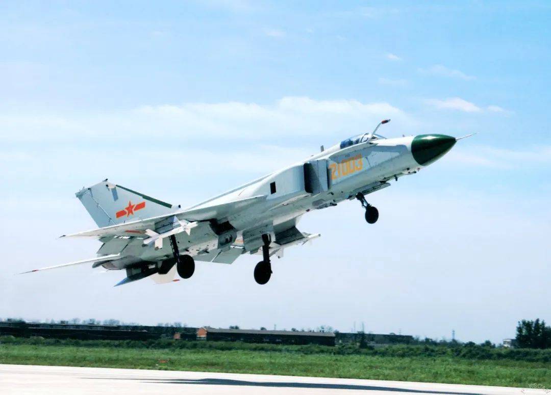 歼8Ⅱ受油机以歼8b飞机为基础,通过加装可拆卸固定式受油探头装置