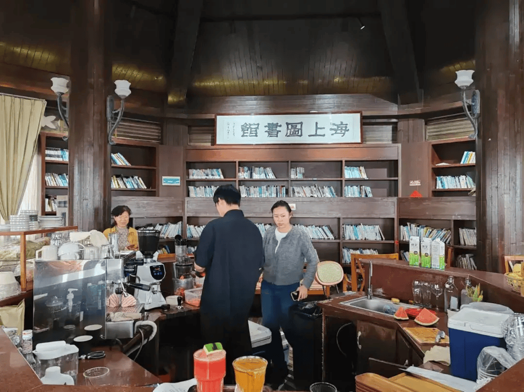 栈桥顶端有一个数千册藏书的"海上图书馆",图书馆与咖啡馆合二为一,供