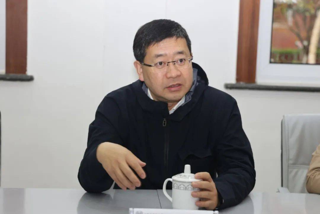 区委副书记袁罡一行来朱泾镇走访慰问造血干细胞捐献者杨宸佶