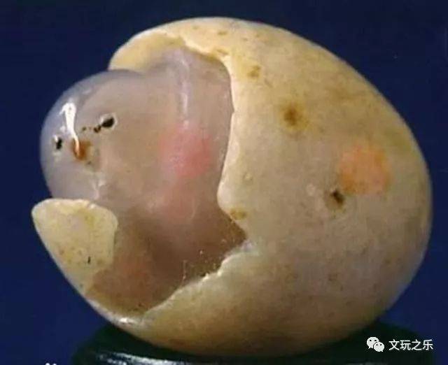 价格高低,主要从它的颜色,形状,质地等来判断,很多人说玛瑙产量很大很