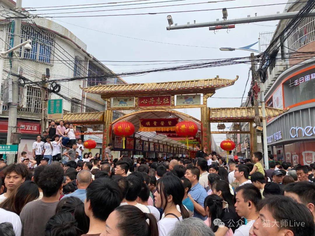 潮阳贵屿街路棚现场潮汕希哥也领取了双忠纪念物