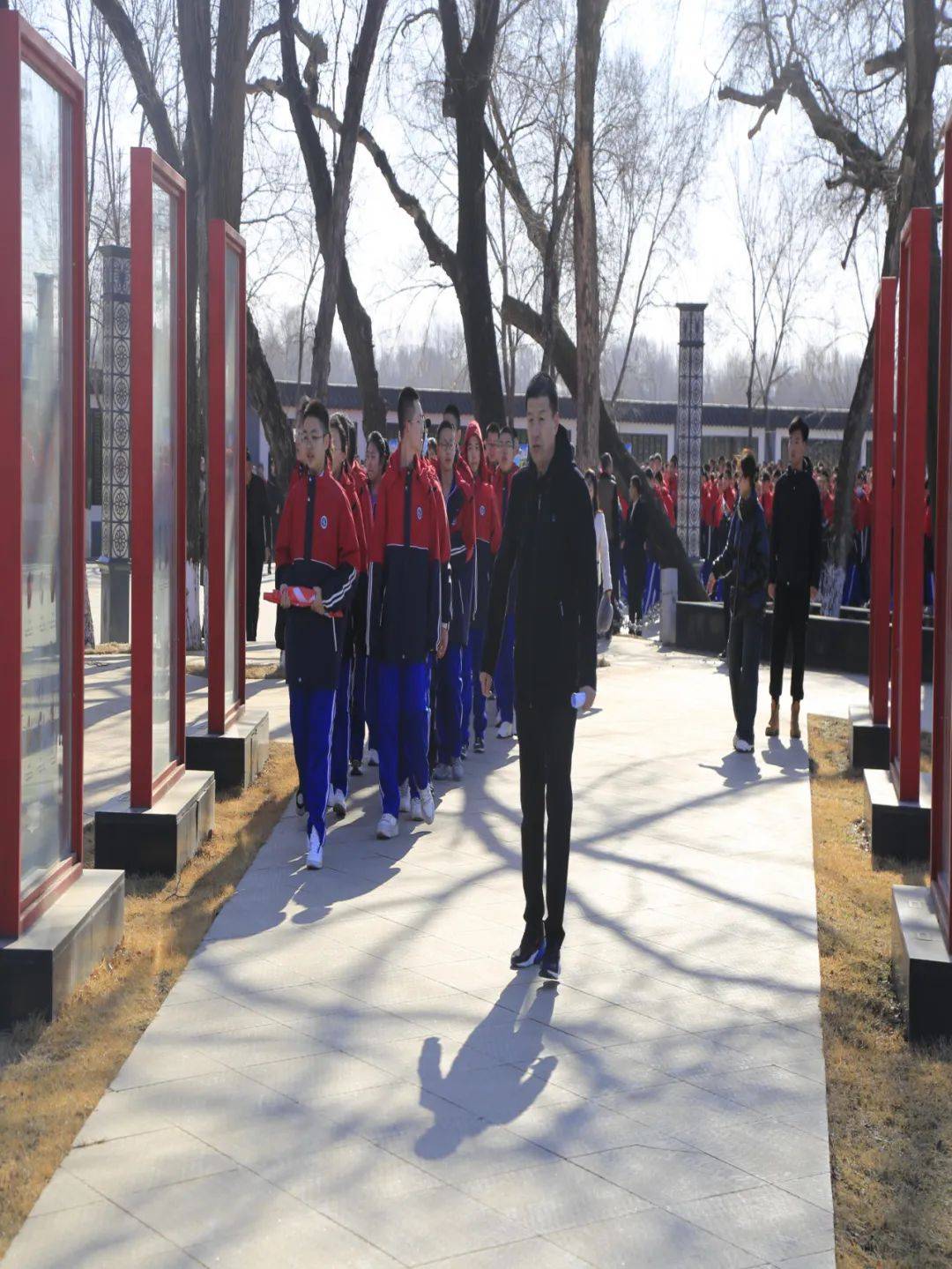 清明祭英烈厚植爱国情丨绥化一中开展铸魂2024缅怀先烈清明祭扫和缅怀