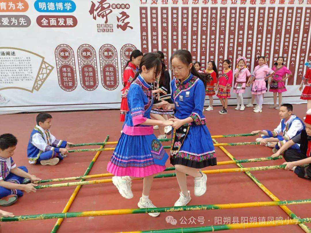 阳朔镇凤鸣小学开展我爱壮乡三月三民族团结一家亲民俗活动