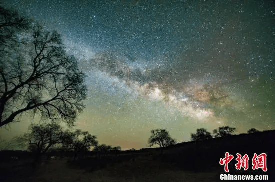 悦赏| 浑善达克沙地之夜 银河邂逅沙地榆_星空_公众_内蒙古自治区