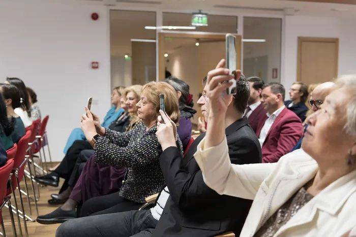 玛丽娜·阿尔玛善是罗马尼亚国家电视台节目制作人和著名主持人,曾于