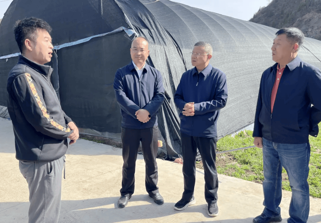 4月8日,县委副书记,县长刘景原在城关,江口等乡镇调研食用菌产业链